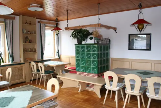 Gemütliche Bauernstube mit Kachelofen im Haus Rosenbaum