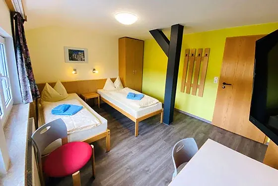 Helles Gästezimmer mit zwei Einzelbetten